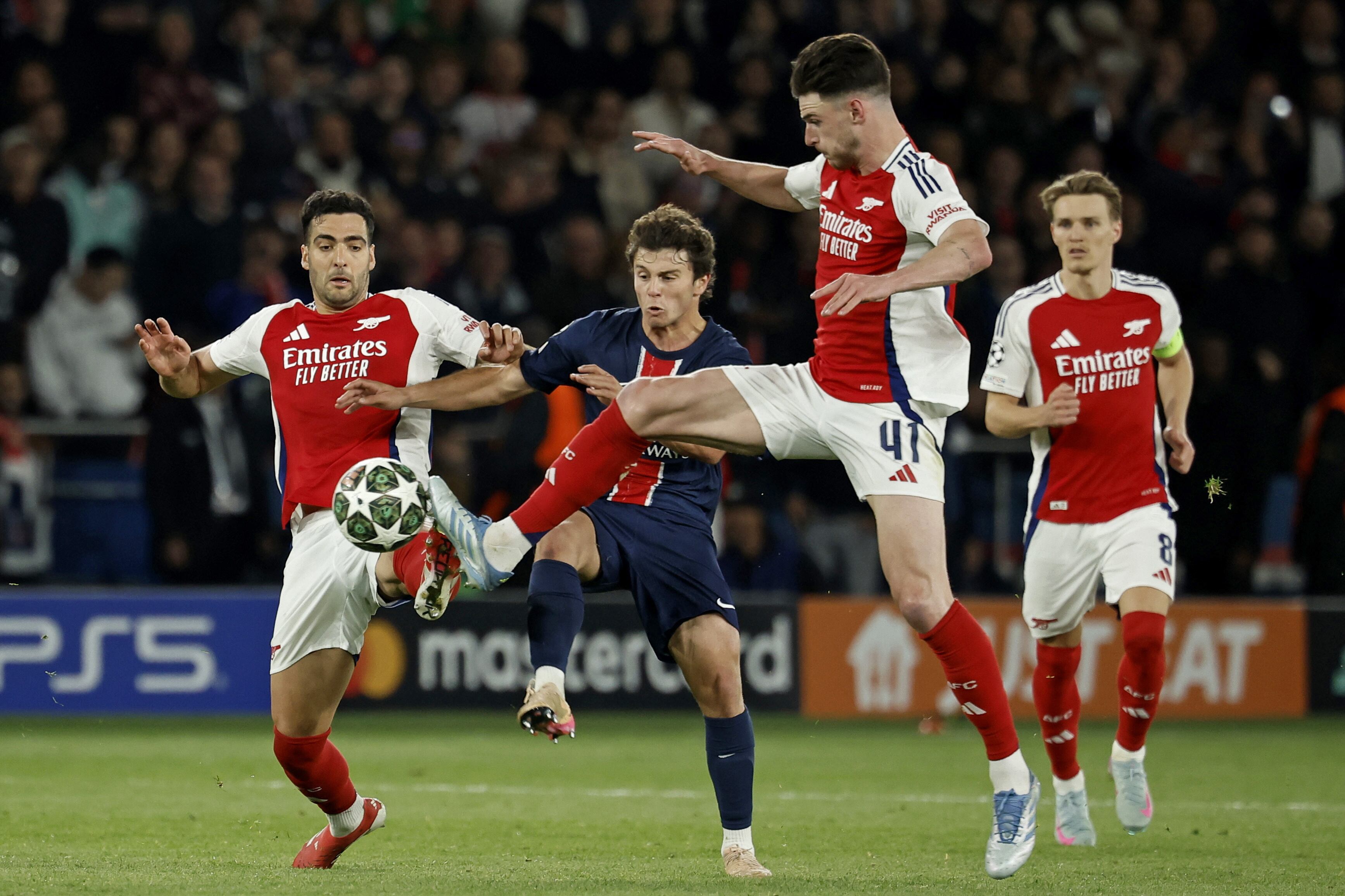 PARIS (France), 07/05/2025.- Joao Neves (C) of PSG and Declan Rice (R) of Arsenal in action during the UEFA Champions League semi-finals 2nd leg soccer match between Paris Saint-Germain and Arsenal FC, in Paris, France, 07 May 2025. (Liga de Campeones, Francia) EFE/EPA/YOAN VALAT