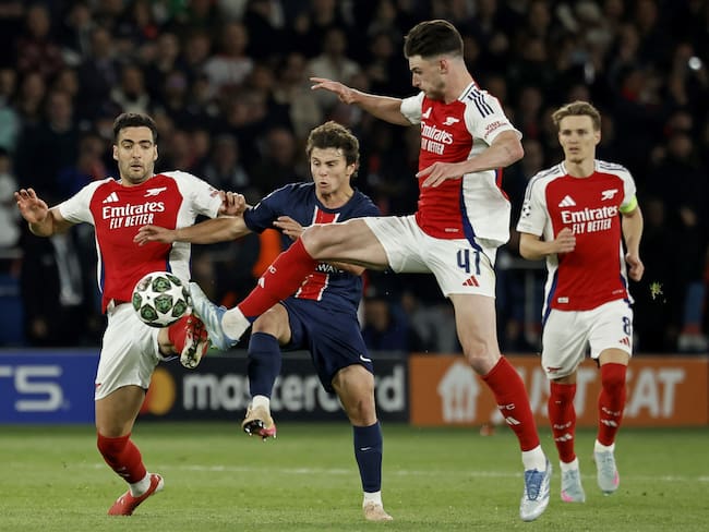 PARIS (France), 07/05/2025.- Joao Neves (C) of PSG and Declan Rice (R) of Arsenal in action during the UEFA Champions League semi-finals 2nd leg soccer match between Paris Saint-Germain and Arsenal FC, in Paris, France, 07 May 2025. (Liga de Campeones, Francia) EFE/EPA/YOAN VALAT