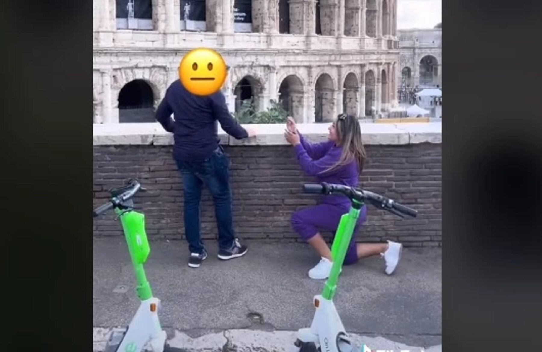 Propuesta de matrimonio: sujeto salió corriendo cuando su novia se arrodillo para pedirselo