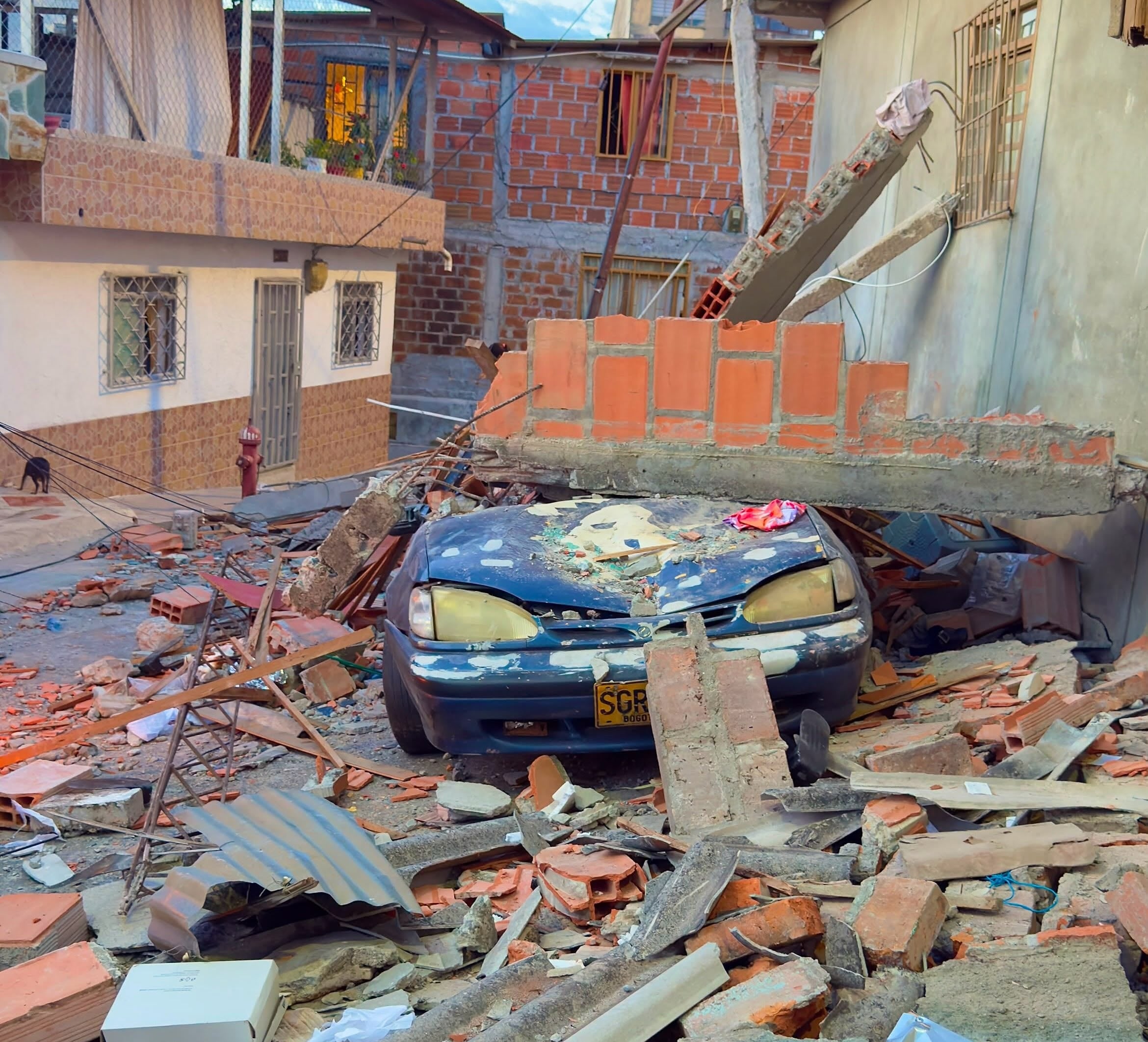 Hace un mes así quedó un vehículo  aplastado por escombros luego del terremoto en Quimbaya, Quindío. Foto: Cortesía alcaldía de Quimbaya