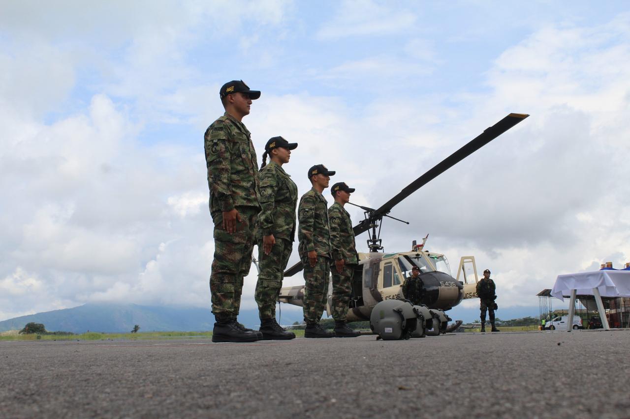 Pilotos formados por aviación del Ejército realizan su primer vuelo.