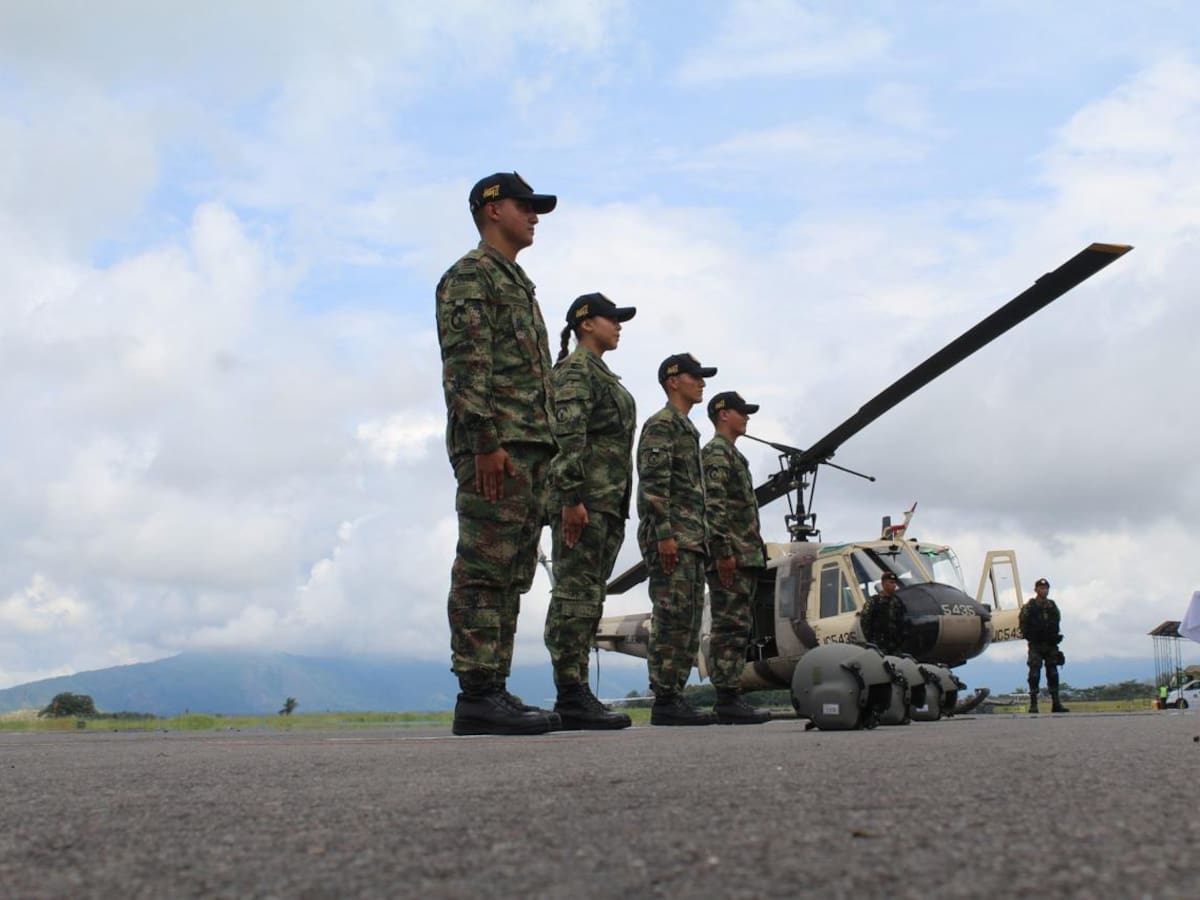 Primeros pilotos de helicópteros formados por el Ejército realizan su primer vuelo solos