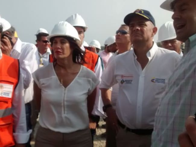 La Ministra de Transporte, Natalia Abello, acompañó al Vicepresidente de la República, Germán Vargas, a una inspección de las obras de construcción del nuevo puente Pumarejo el pasado fin de semana