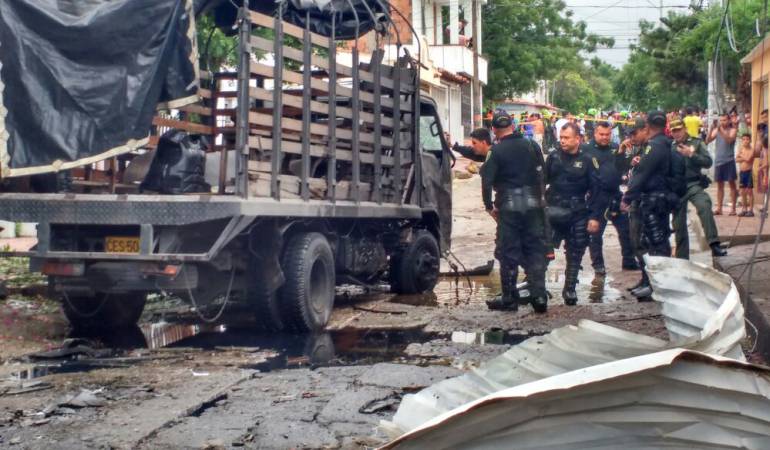 Así quedó el camión del Esmad tras ataque con explosivos.