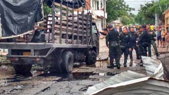 Así quedó el camión del Esmad tras ataque con explosivos.
