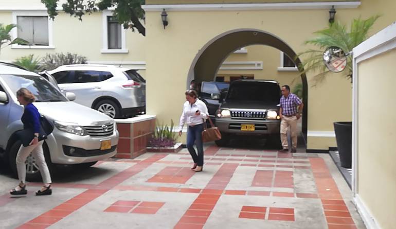 Momentos en que investigadores salían de Triple A