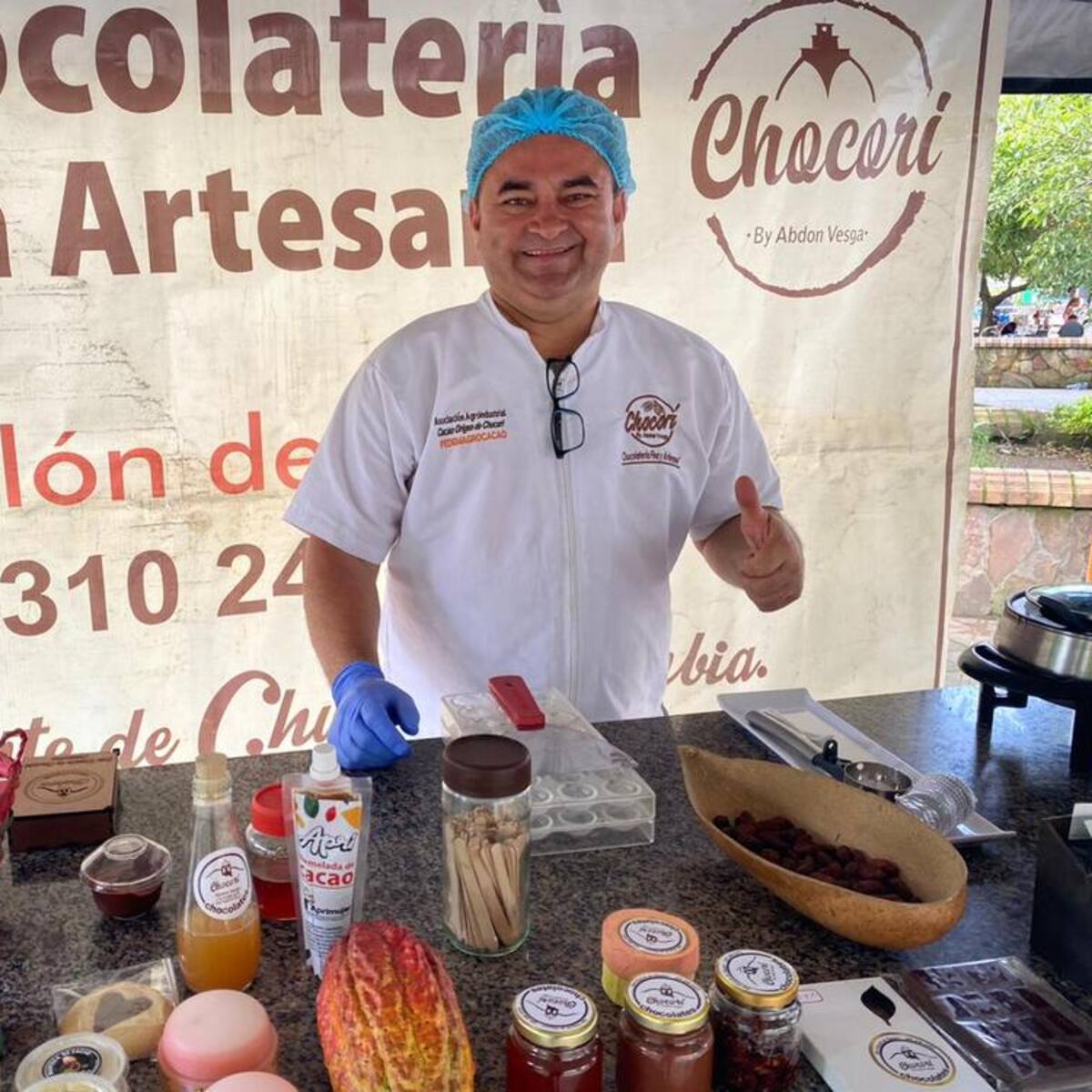 Chucureño enseña a mujeres campesinas sobre chocolatería
