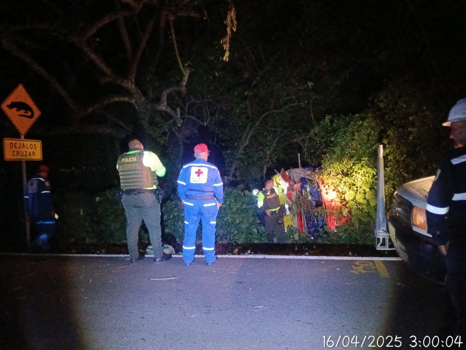 Un bus afiliado a la empresa Rápido Tolima se volcó cerca de la población de Armero Guayabal.