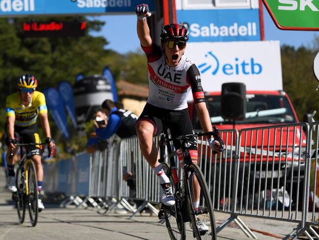 Tadej Pogacar festeja la victoria en la tercera etapa de la Vuelta al País Vasco.