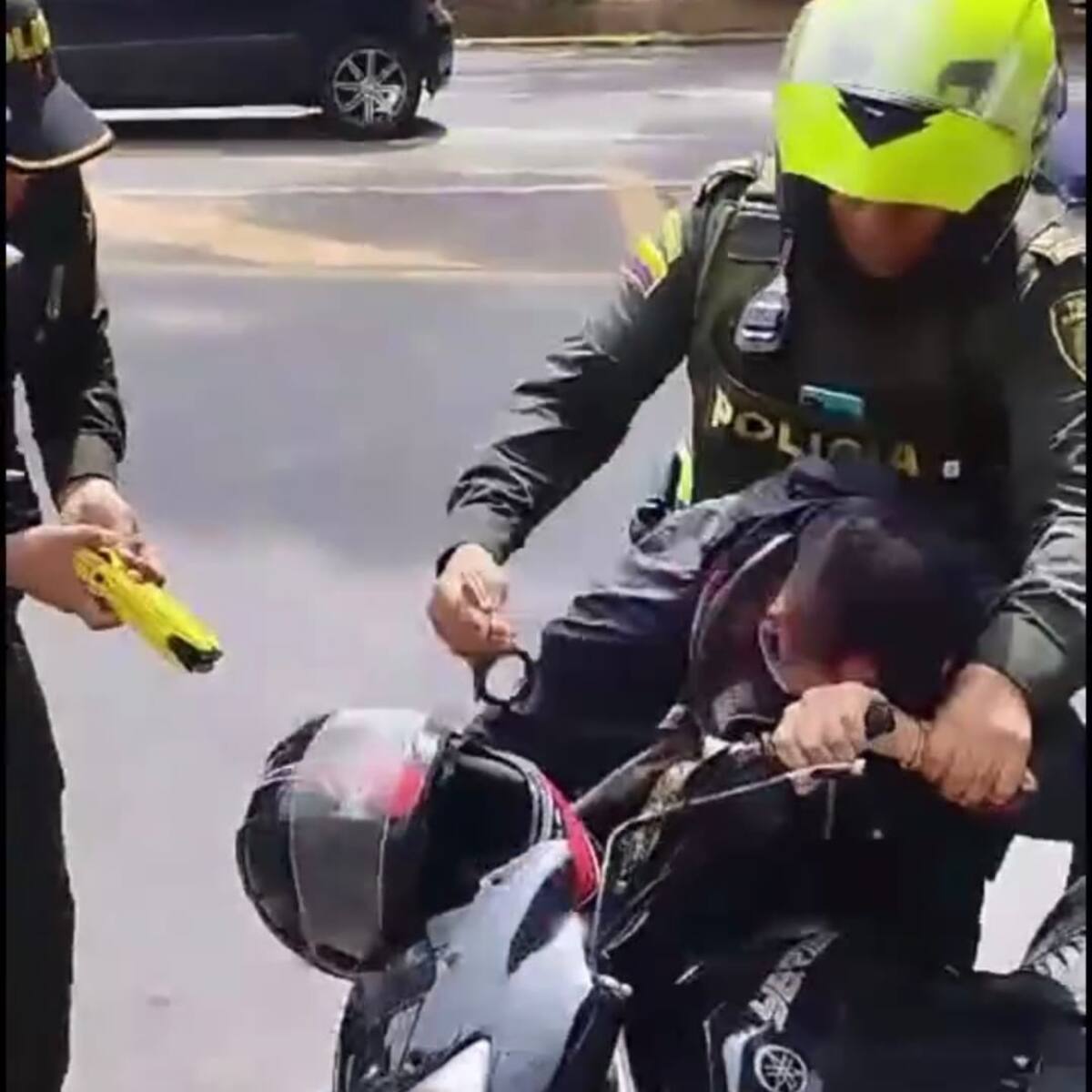 Video: policía usa pistola ‘taser’ para neutralizar a un motociclista en Bucaramanga