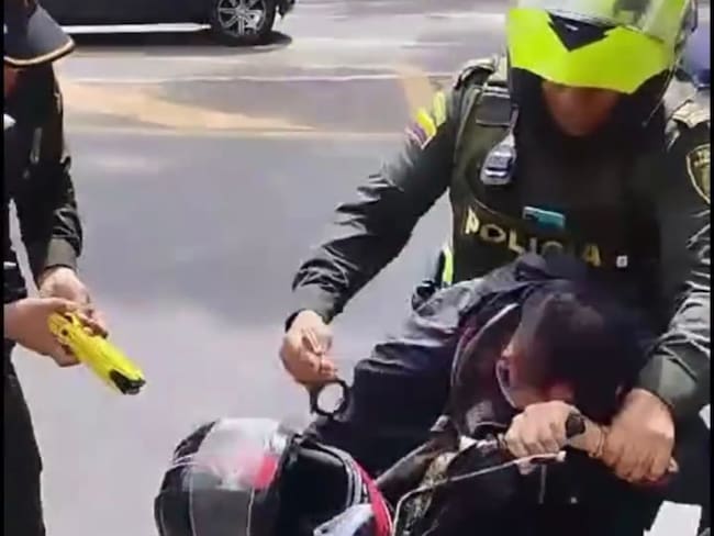 Video: policía usa pistola ‘taser’ para neutralizar a un motociclista en Bucaramanga