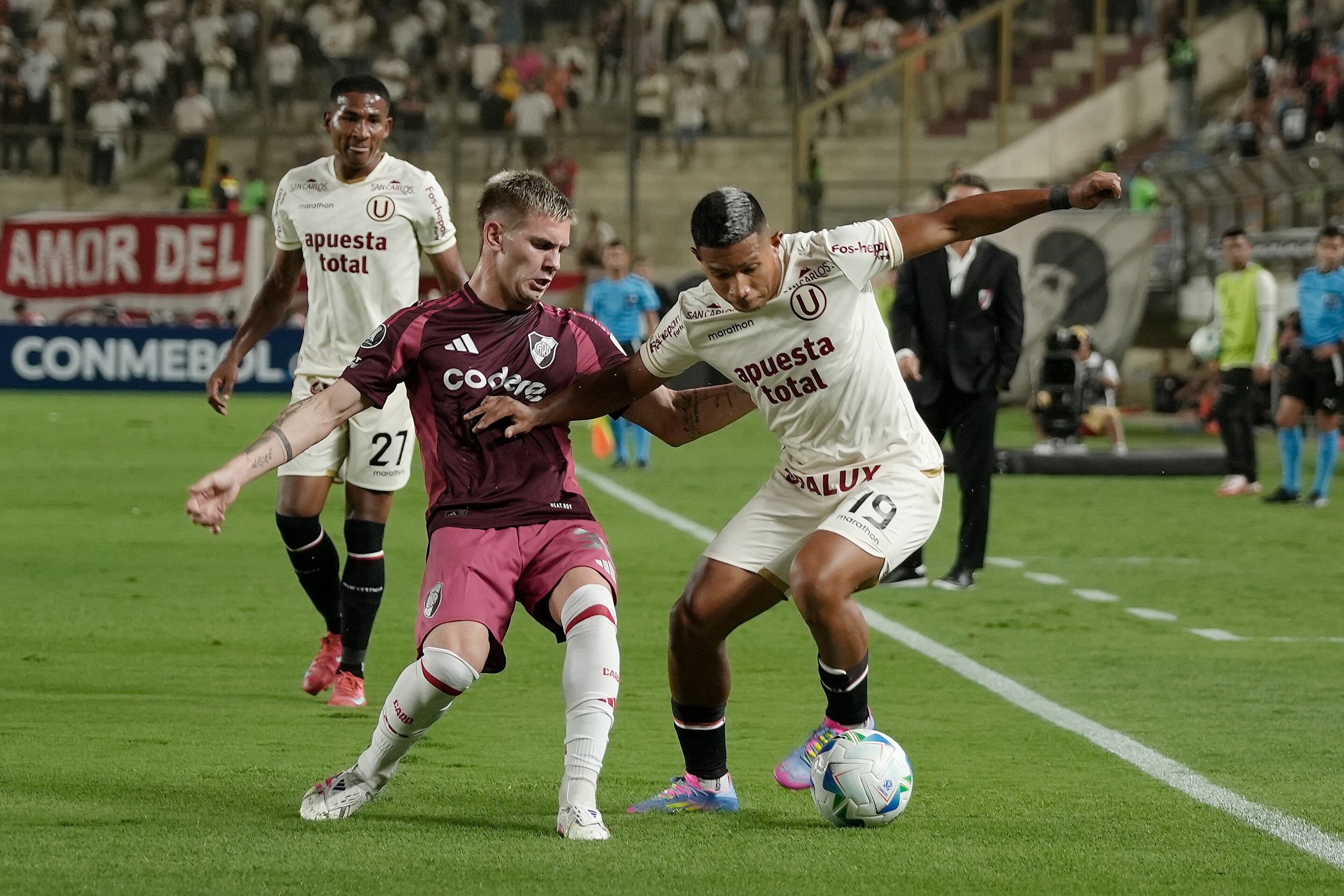 Edison Flores (d) de Universitario disputa el balón con Franco Mastantuono de River Plate este miércoles, durante un partido de la fase de grupos de la Copa Libertadores entre Universitario y River Plate en el estadio Monumental U en Lima (Perú). EFE/ STR
