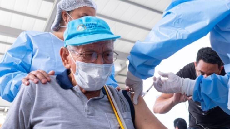 Bucaramanga aplica vacunas contra el COVID en casa