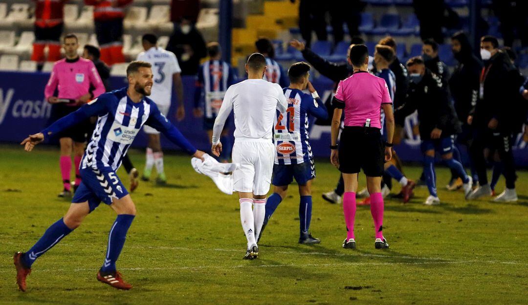Los jugadores del Alcoyano celebran la histórica clasificación ante el Real Madrid.