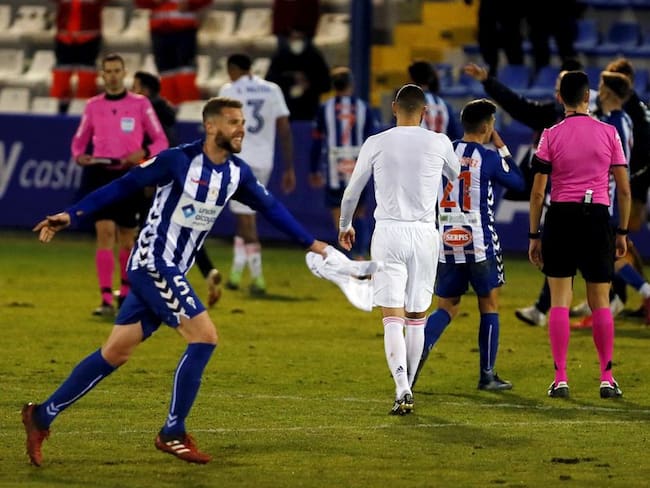 Los jugadores del Alcoyano celebran la histórica clasificación ante el Real Madrid.