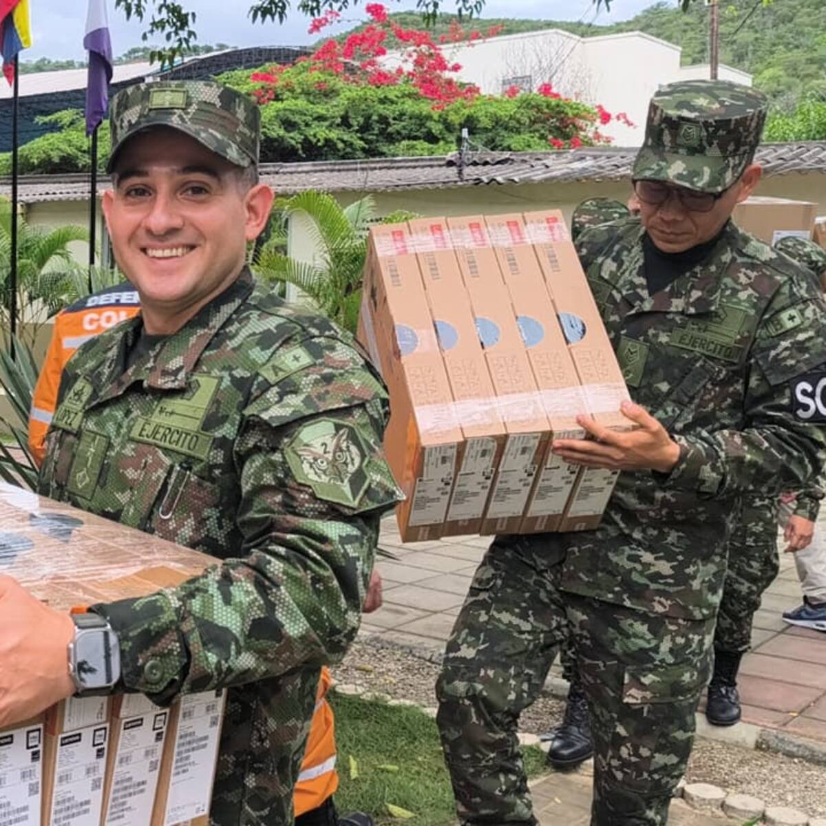 El mayor que enseñó inglés por radio y bailó vals con niñas desplazadas en Catatumbo hoy es premiado