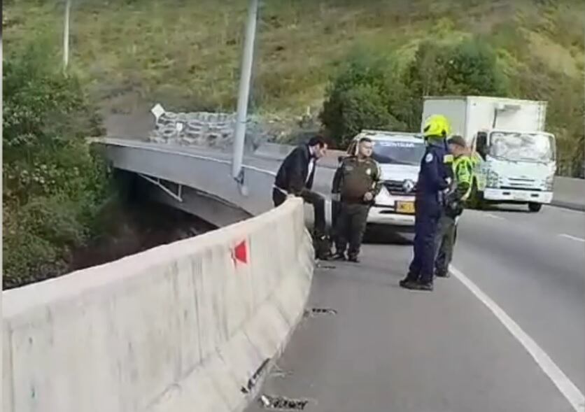 Policía evitó suicidio en la vía Pamplona - Cúcuta / Foto: Vídeo DENOR