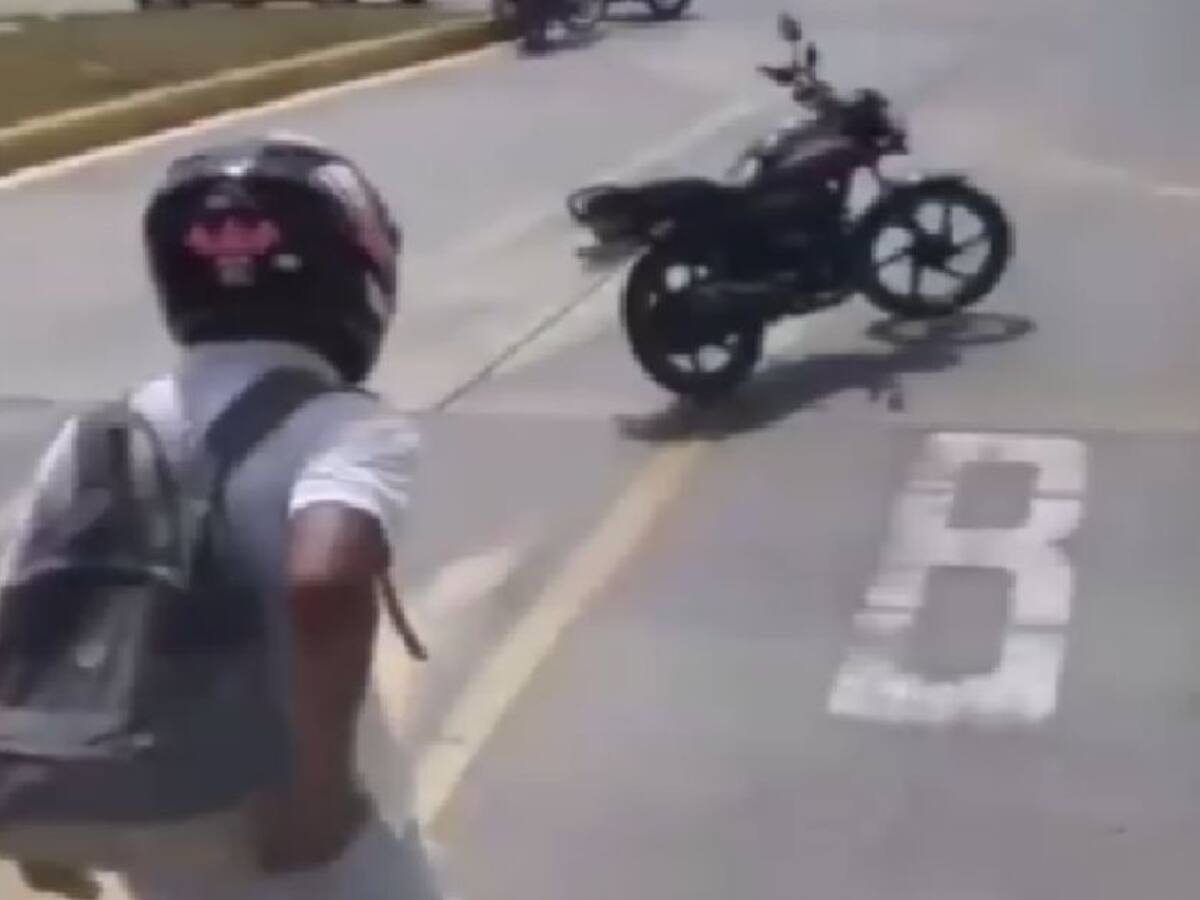 Motociclista invadió carril de Transcaribe y discutió con un conductor