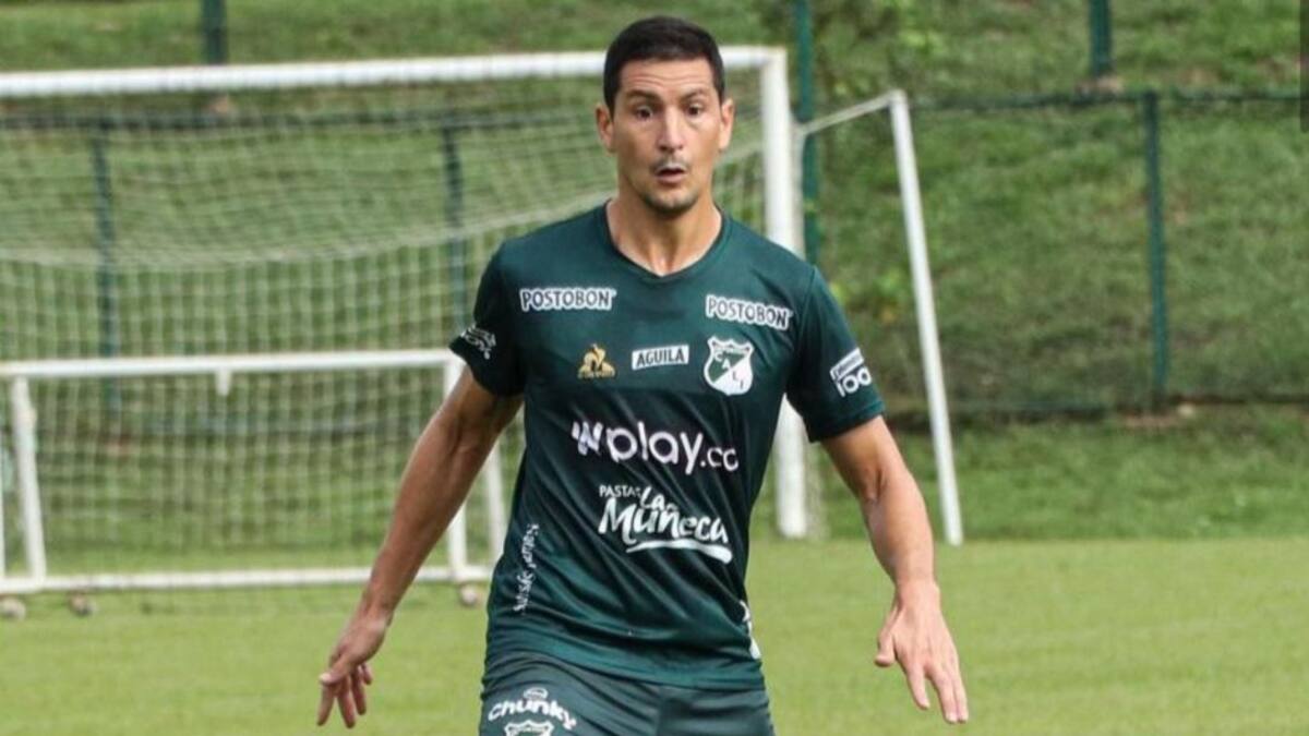 Burdisso sobre Teófilo: "Me sorprendió la forma de entrenar"