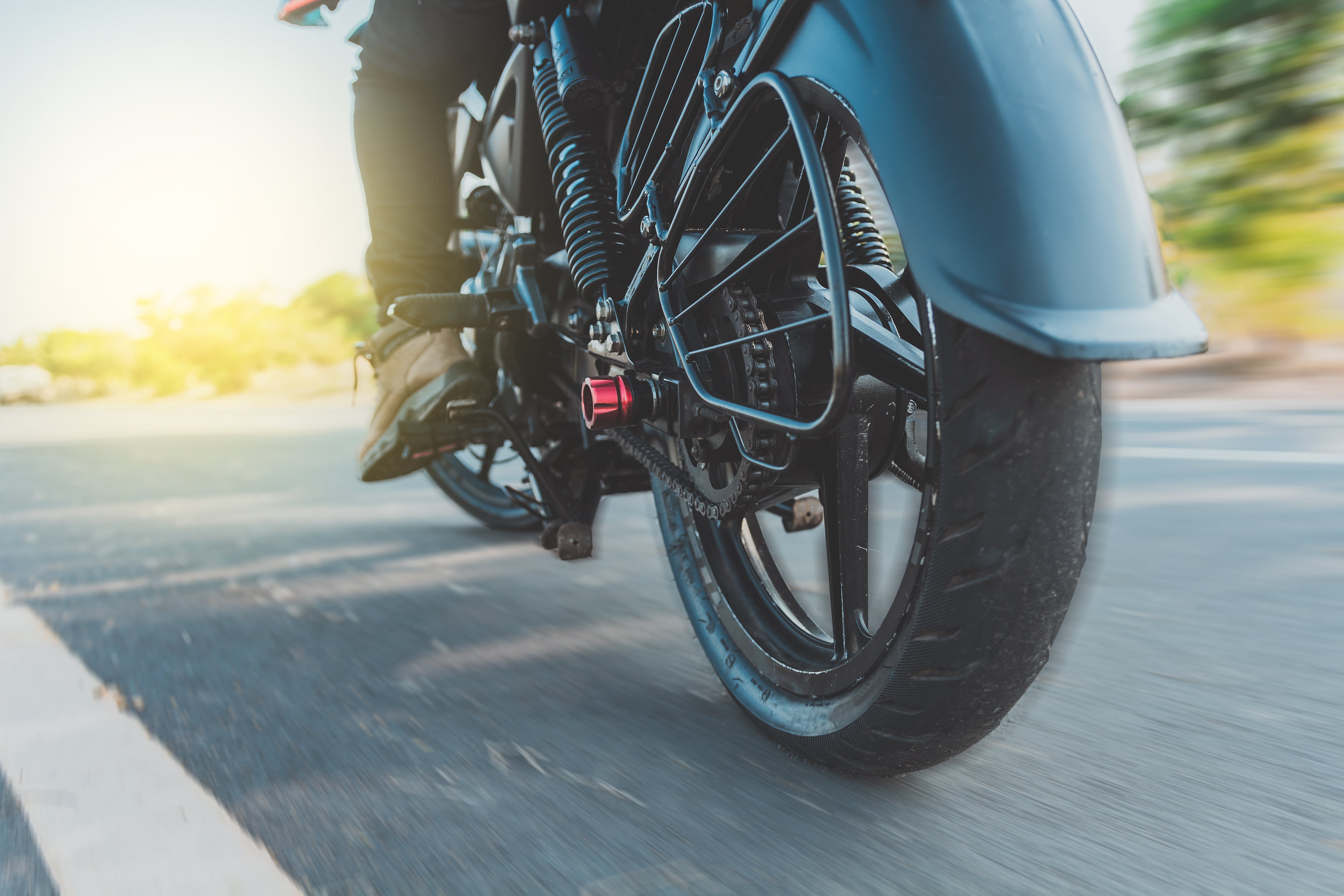 Persona conduciendo una motocicleta (Foto vía Getty Images).