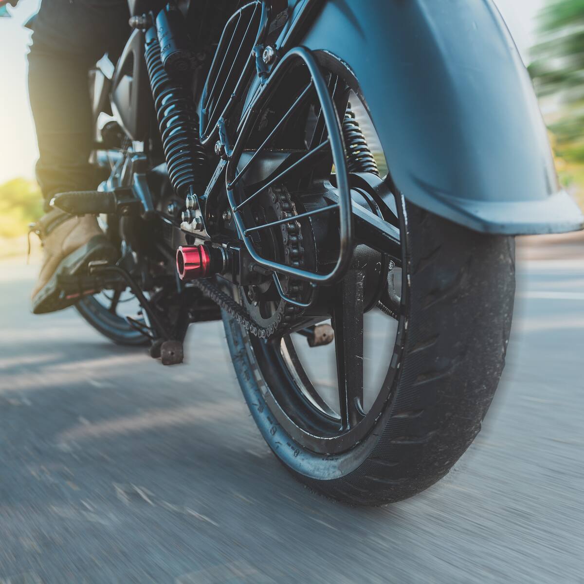 ¿Qué pasa cuando se frena una moto con el motor? Explicación de cómo hacerlo y efectos