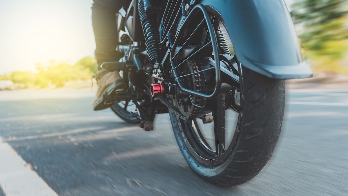 ¿Qué pasa cuando se frena una moto con el motor? Explicación de cómo hacerlo y efectos