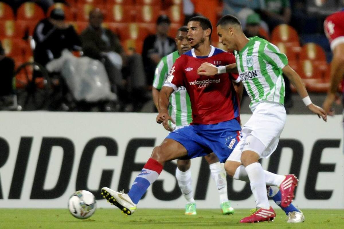 Los goles de Carlos De Pena y Santiago García marcaron para los visitantes. Daniel Bocanegra anotó doblete para los dueños de casa.