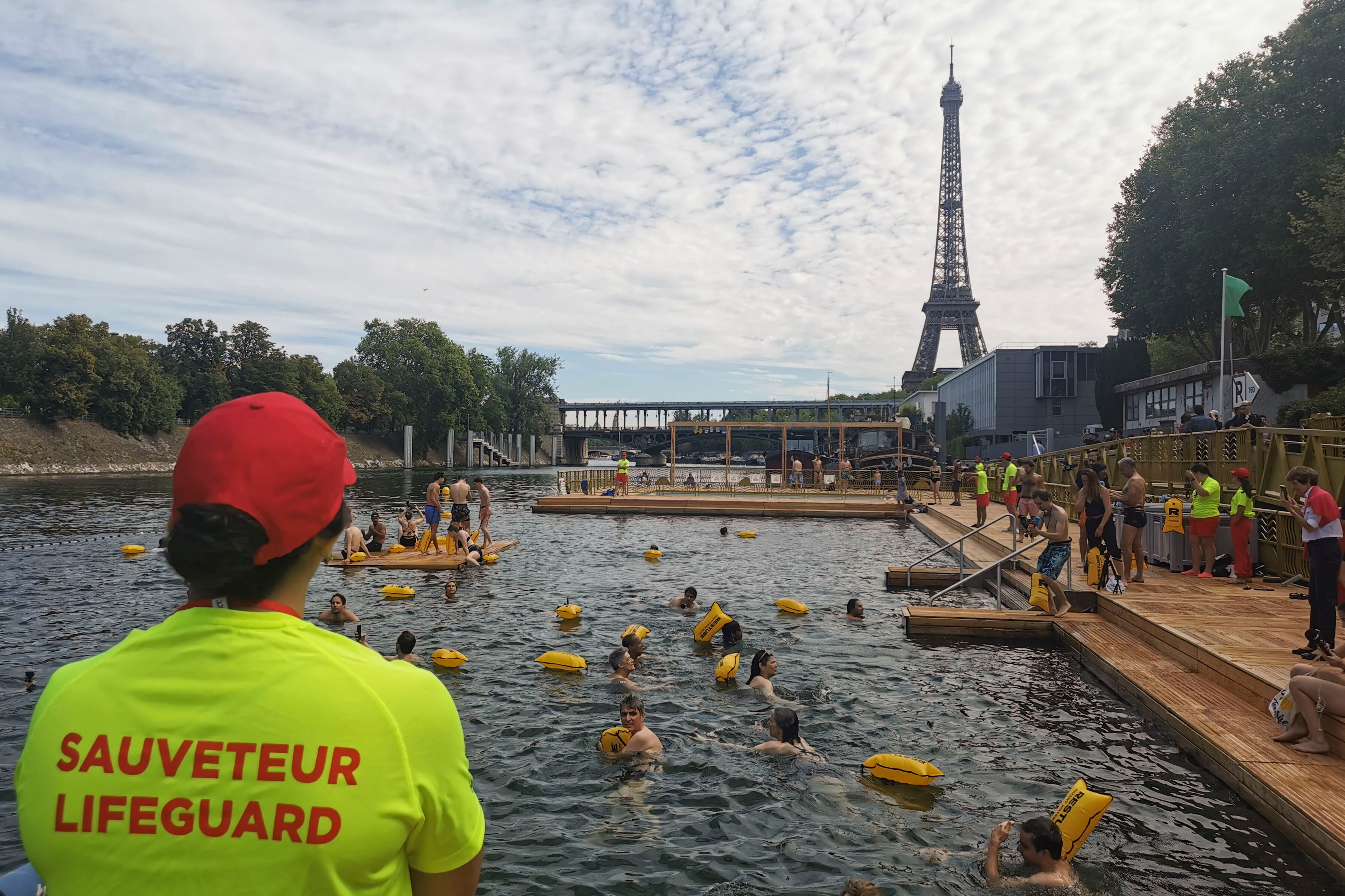 PARÍS, 05/07/2025.- Las aguas del Sena volvieron a recibir a bañistas en París este sábado por primera vez desde 1923. Varias decenas de personas se zambulleron en las aguas del río en la primera zona abierta, en el centro de la ciudad y muy cerca del Ayuntamiento. EFE/ Rafael Cañas