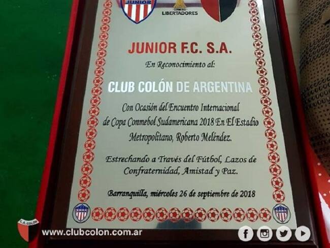 Grave error: Junior entrega placa a Colón pero con logo de la Libertadores
