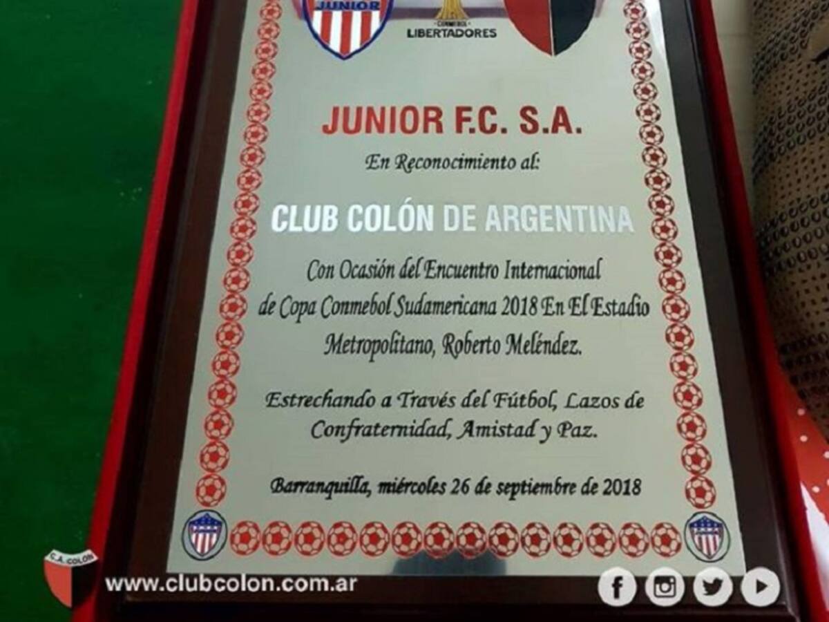 Grave error: Junior entrega placa a Colón pero con logo de la Libertadores