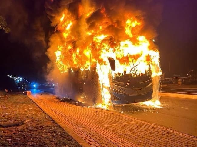 Bus incendiado en Yopal, Casanare. Foto tomada de redes sociales.