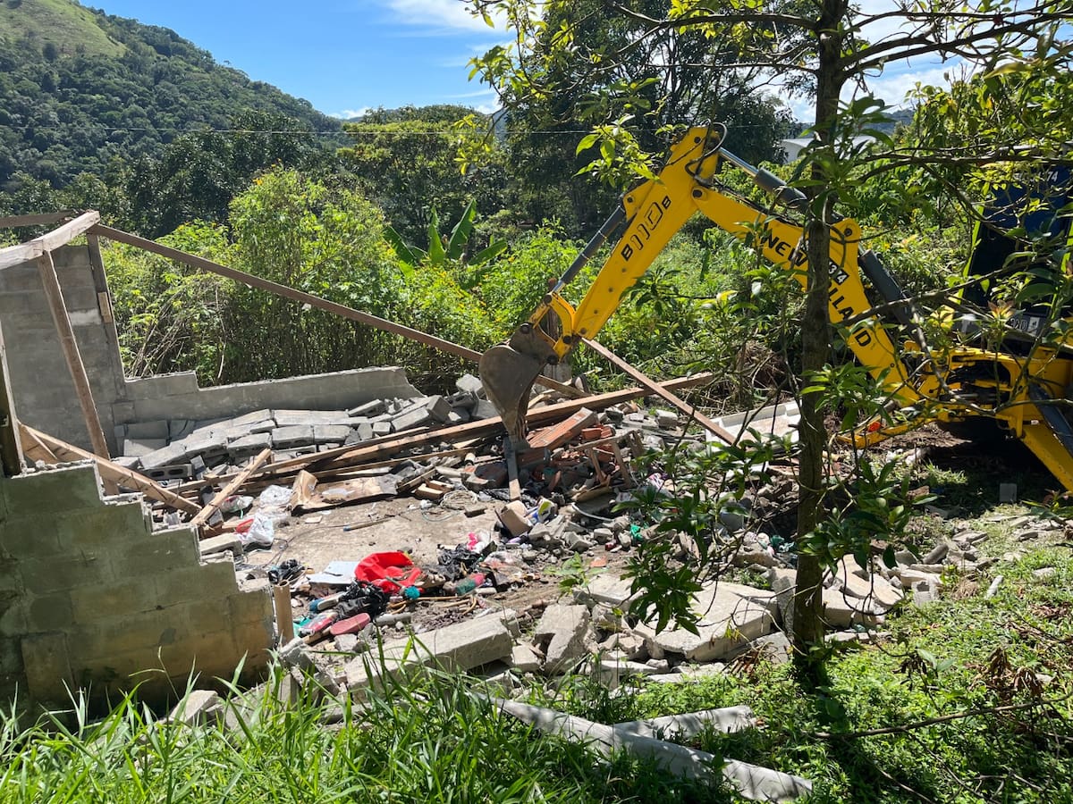 Antioquia fortalece la seguridad en San Luis con la demolición de dos focos de delincuencia