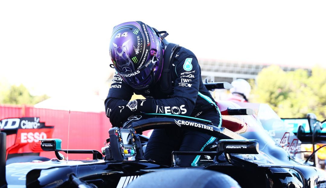 Lewis Hamilton festeja su pole 100.