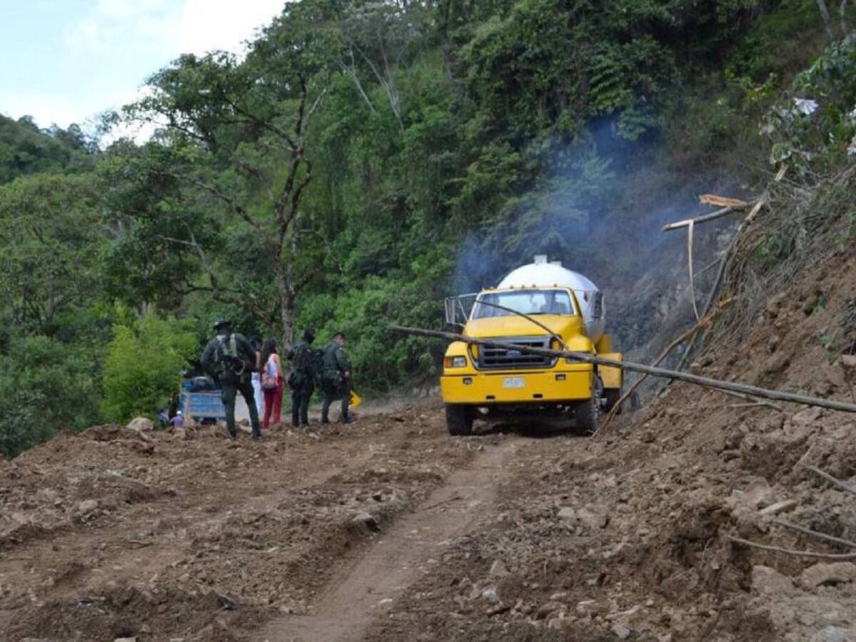 Habilitan la vía a Rioblanco donde cayeron 16 derrumbes