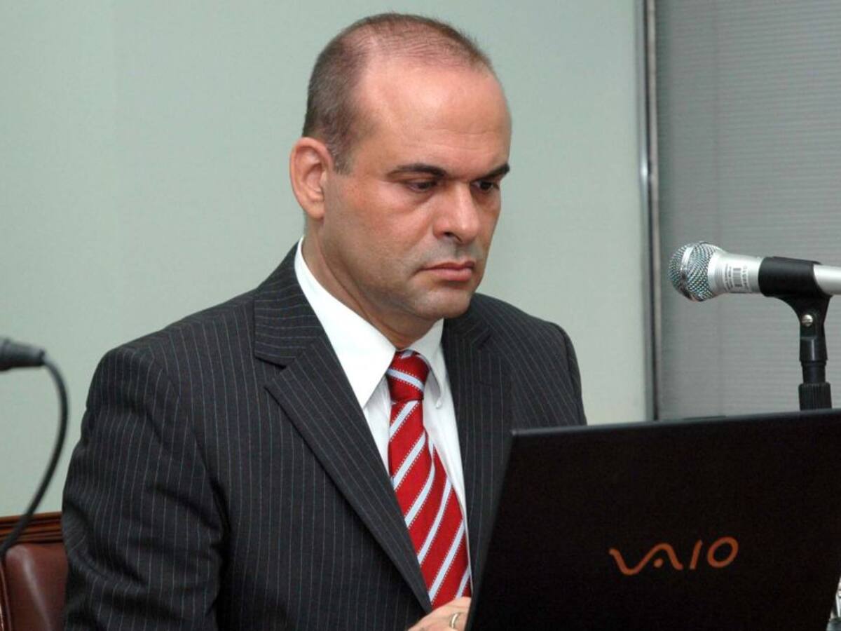 Salvatore Mancuso, a responder por lavado de activos que le daría cárcel
