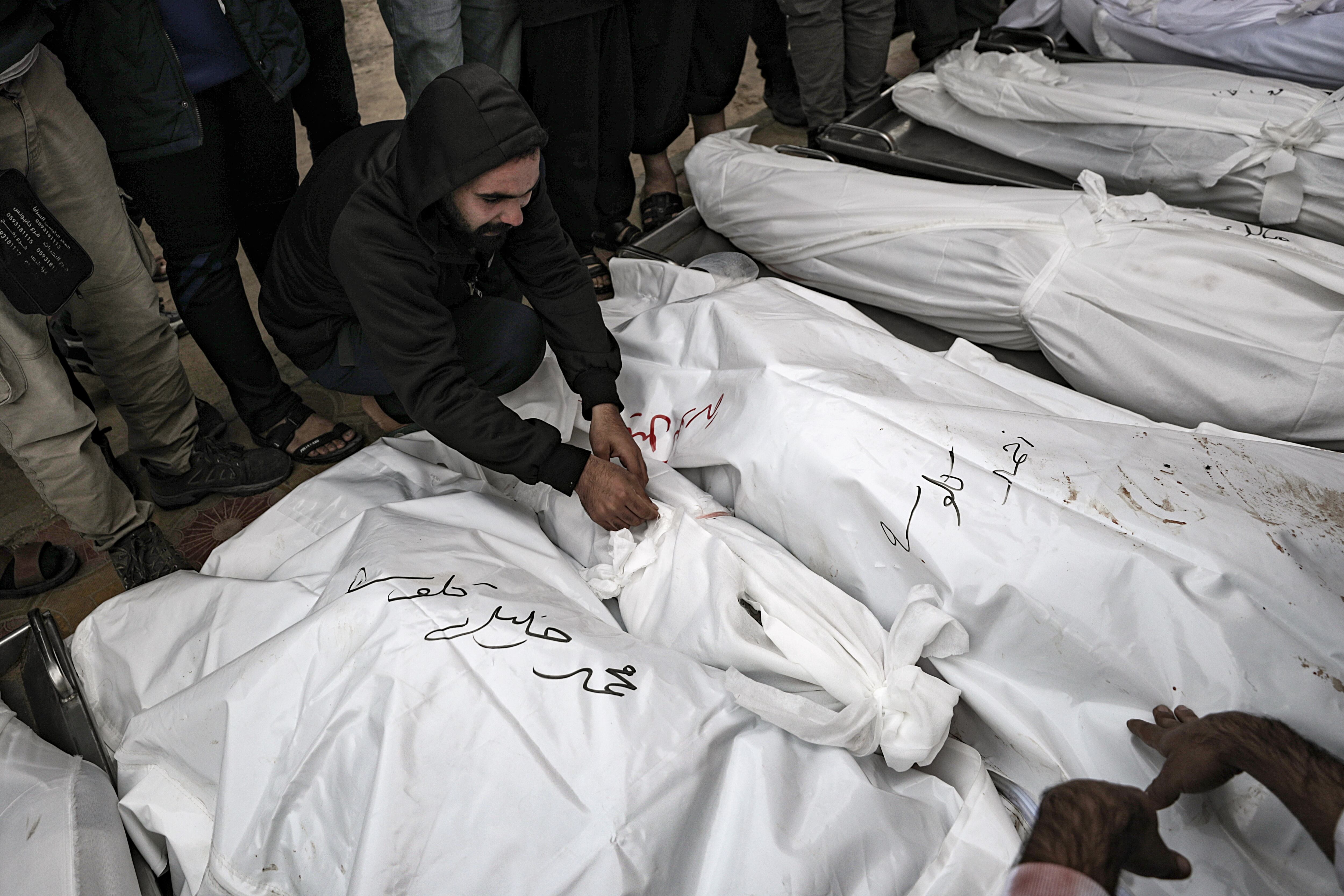 -FOTODELDÍA- KHAN YUNIS (GAZA), 22/11/2023.- Familiares de palestinos de la familia Siam que murieron tras los ataques aéreos israelíes contra un edificio que albergaba a personas desplazadas de la Franja de Gaza, lloran junto a sus cádaveres envueltos en sudarios en el exterior del Hospital Nasser en Khan Yunis, en el sur de la Franja de Gaza, este miércoles. Más de 12.500 palestinos y al menos 1.200 israelíes han muerto, según las Fuerzas de Defensa de Israel (FDI) y la autoridad sanitaria palestina, desde que militantes de Hamás lanzaron un ataque contra Israel desde la Franja de Gaza el 7 de octubre e Israel respondió con operaciones militares en Gaza y Cisjordania. EFE/ Haitham Imad