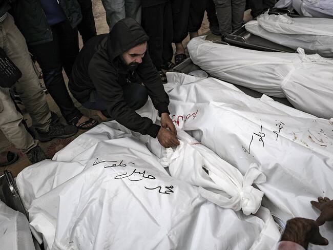 -FOTODELDÍA- KHAN YUNIS (GAZA), 22/11/2023.- Familiares de palestinos de la familia Siam que murieron tras los ataques aéreos israelíes contra un edificio que albergaba a personas desplazadas de la Franja de Gaza, lloran junto a sus cádaveres envueltos en sudarios en el exterior del Hospital Nasser en Khan Yunis, en el sur de la Franja de Gaza, este miércoles. Más de 12.500 palestinos y al menos 1.200 israelíes han muerto, según las Fuerzas de Defensa de Israel (FDI) y la autoridad sanitaria palestina, desde que militantes de Hamás lanzaron un ataque contra Israel desde la Franja de Gaza el 7 de octubre e Israel respondió con operaciones militares en Gaza y Cisjordania. EFE/ Haitham Imad