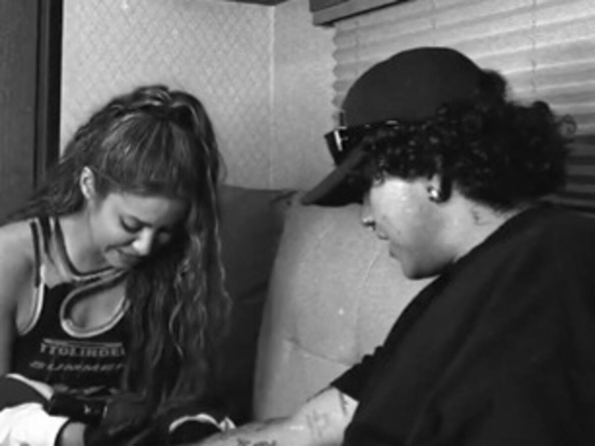 Shakira tatuó a Beéle durante grabación de video musical en Barranquilla