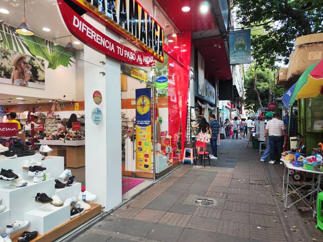 Cerca de 350 tiendas han cerrado debido a la crisis económica. Foto Redes Sociales, Relacionada.