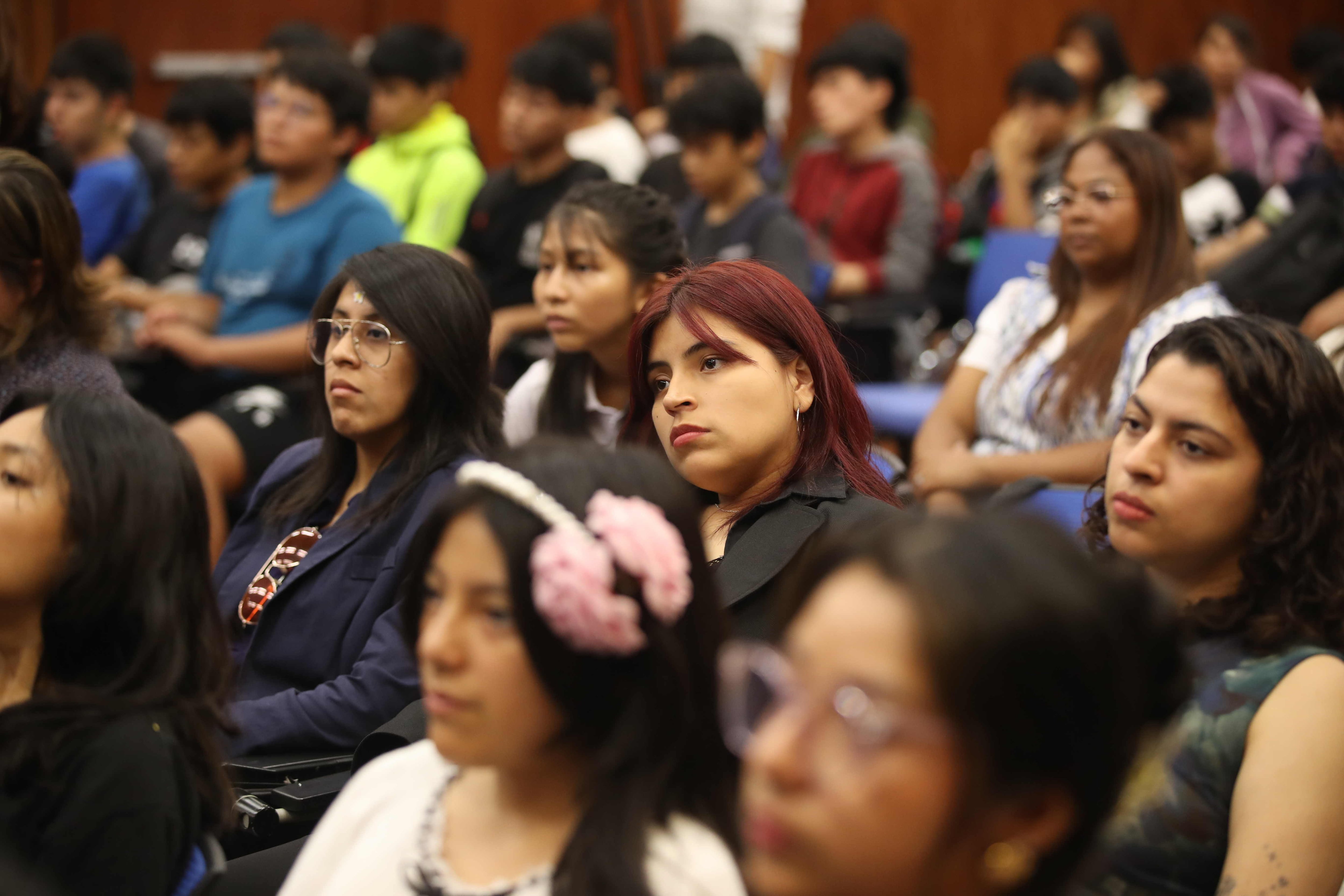 AME9666. LIMA (PERÚ), 12/02/2025.- Mujeres asisten al seminario 'Somos mujeres y hacemos ciencia en Perú' este miércoles, en Lima (Perú). Promover la incorporación de la mujer en la ciencia no solo es una cuestión de equidad, sino una forma de promover el progreso y desarrollo de un país, sostuvieron este miércoles expertos y científicas peruanas en un evento celebrado en Lima, en el que se incidió en la importancia de derribar estereotipos de género desde la educación temprana. EFE/ Paolo Aguilar