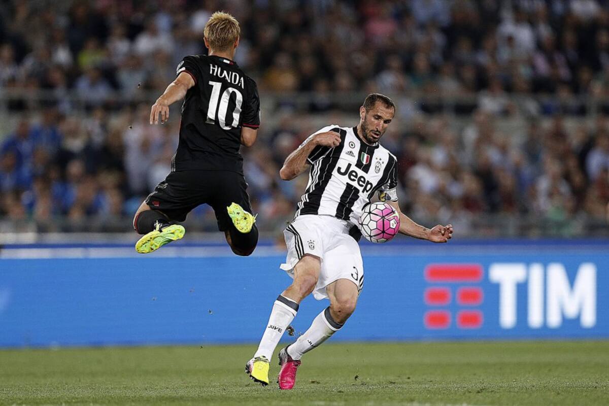 Honda y Chiellini en acción durante la final de la Copa Italia.