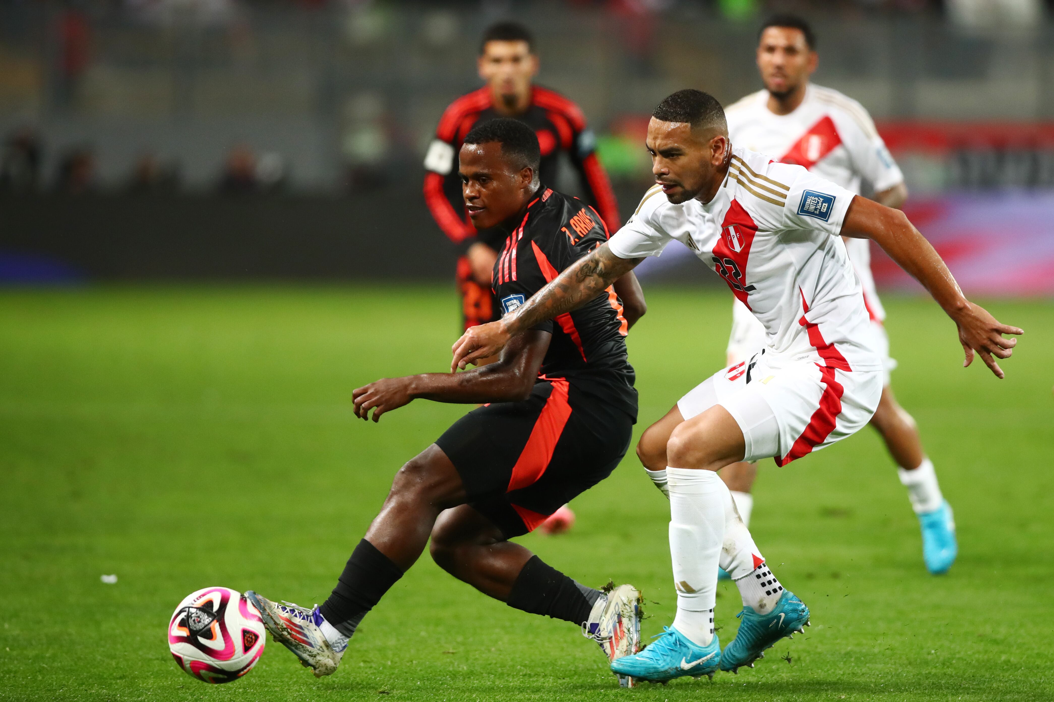 Perú y Colombia empataron 1-1 en Lima durante la presente clasificación.  (Photo by Raul Sifuentes/Getty Images)