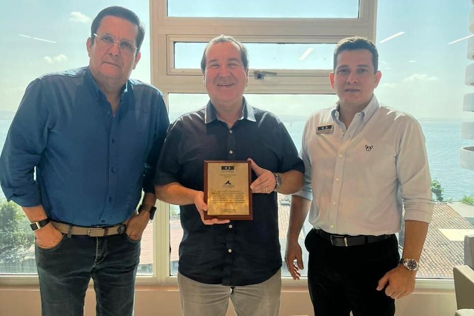 Camacol Bolívar entregó reconocimiento a Aguas de Cartagena por sus 30 años de servicio