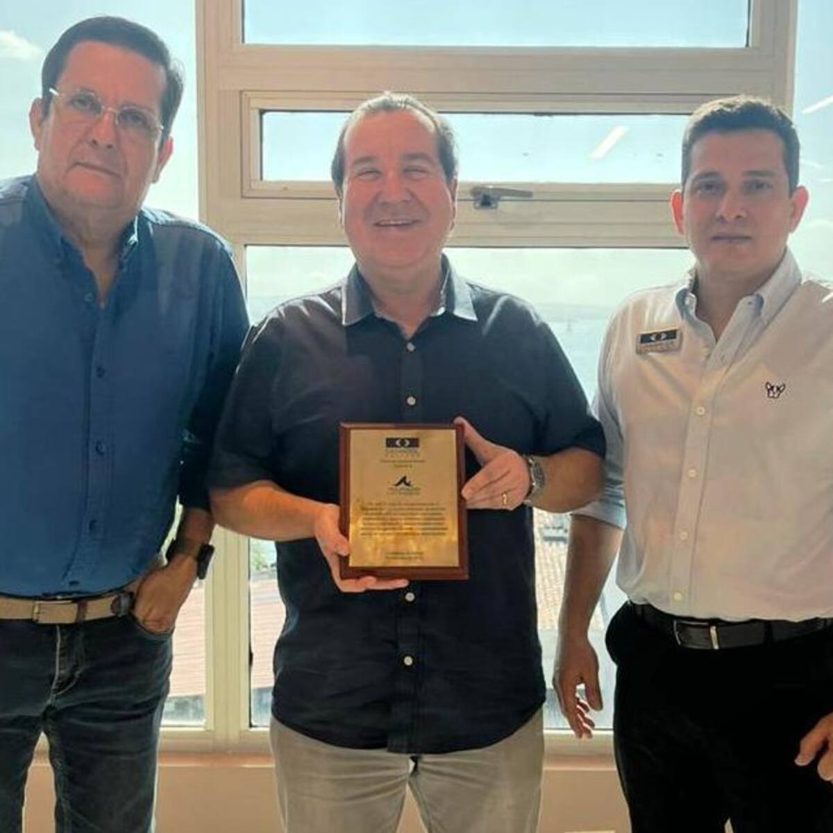 Camacol Bolívar entregó reconocimiento a Aguas de Cartagena por sus 30 años de servicio