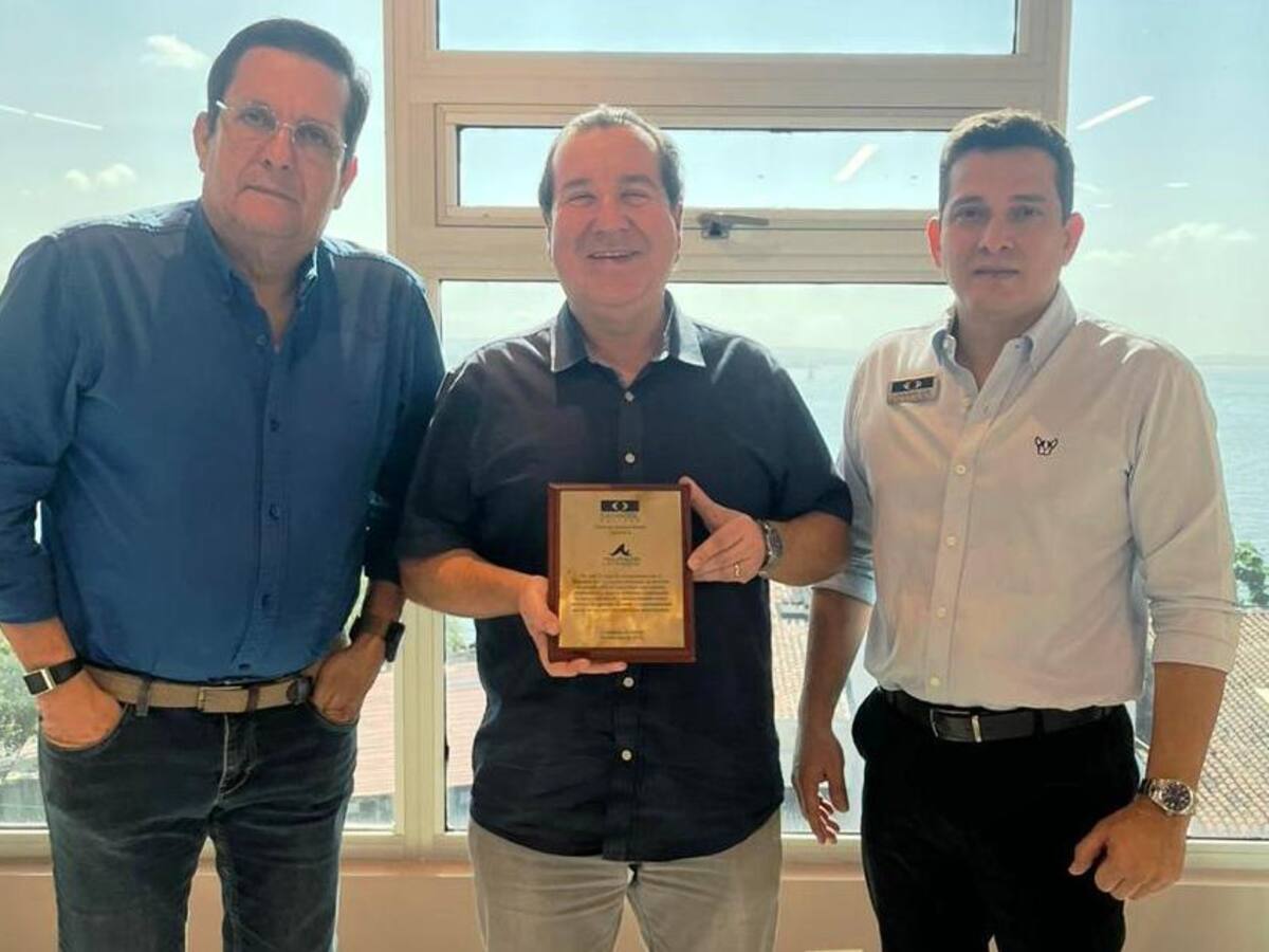 Camacol Bolívar entregó reconocimiento a Aguas de Cartagena por sus 30 años de servicio