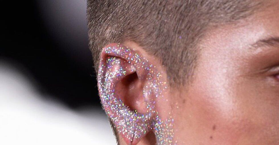 Dentro de la moda también se ha usado combinar el color del maquillaje del oido con el de las sombras y el labial.