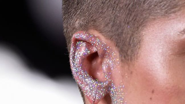 Dentro de la moda también se ha usado combinar el color del maquillaje del oido con el de las sombras y el labial.
