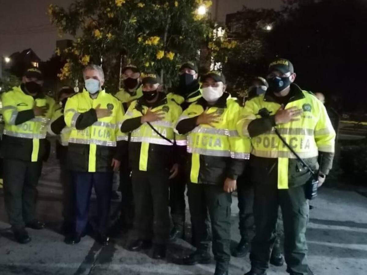 Presidente Duque vistió traje de policía y visitó algunos CAI de Bogotá