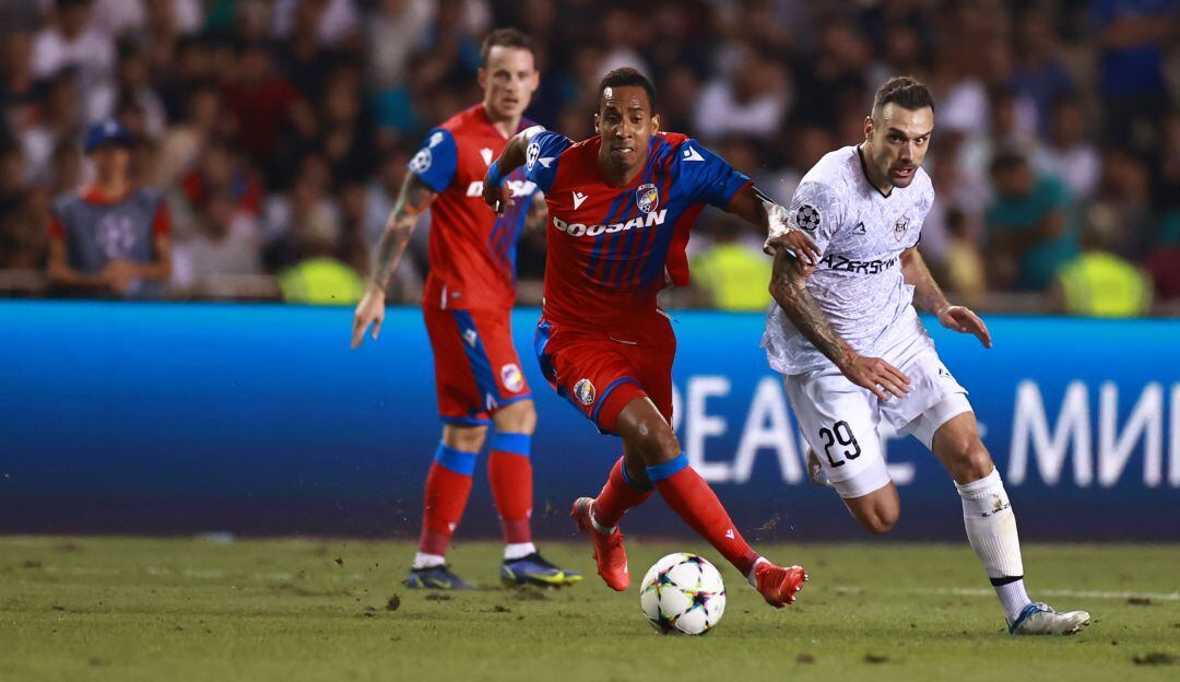 John Mosquera jugando fase previa de Champions League con el Viktoria Pilsen.