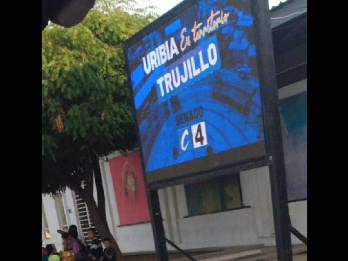 Senador Carlos Trujillo hace campaña con bienes públicos en La Guajira